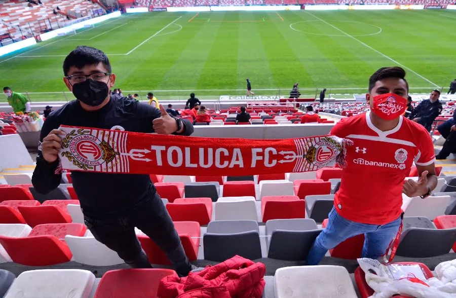 IMAGO7 Aficionados de los Diablos Rojos previo a juego ante Cruz Azul