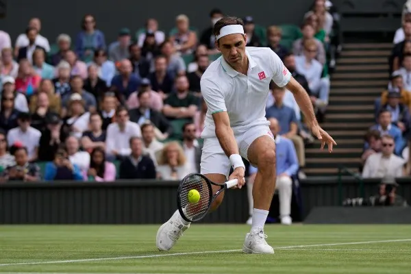 Roger Federer en acción durante Wimbledon