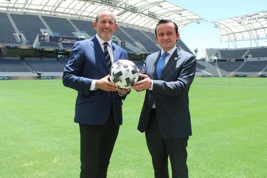 Mikel Arriola junto Don Garber, comisionado de la MLS
