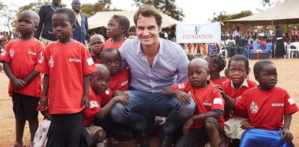 Roger Feder con su fundación en Sudáfrica