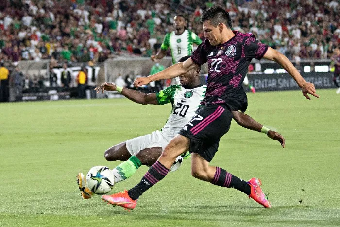 IMAGO7 Hirving Lozano durante un partido con México