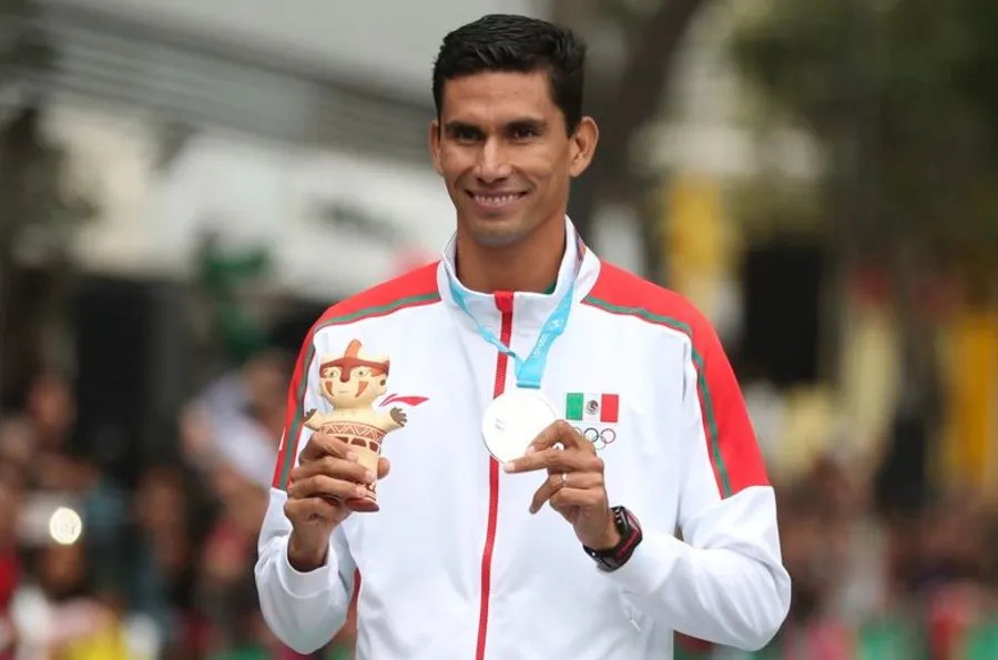 Horacio Nava posa con su medalla de plata
