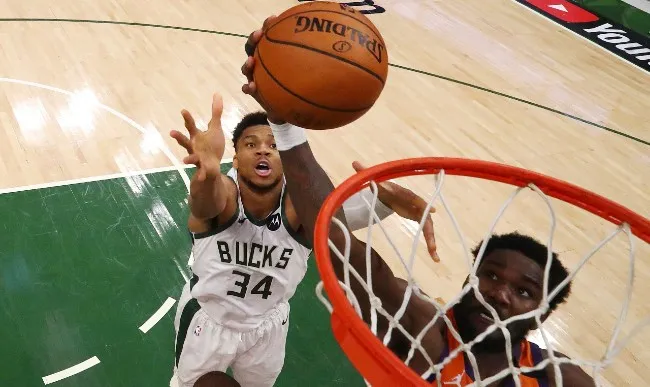 AP Giannis busca un rebote