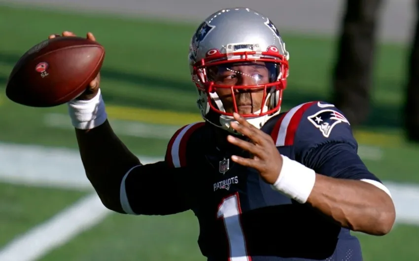 Cam Newton en un partido con los Patriots