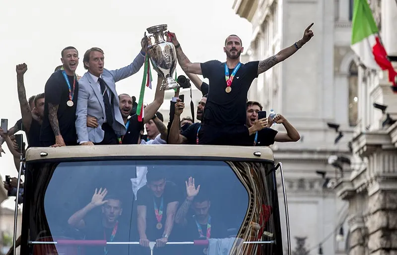 AP Mancini y Bonucci presumen el trofeo de la Euro