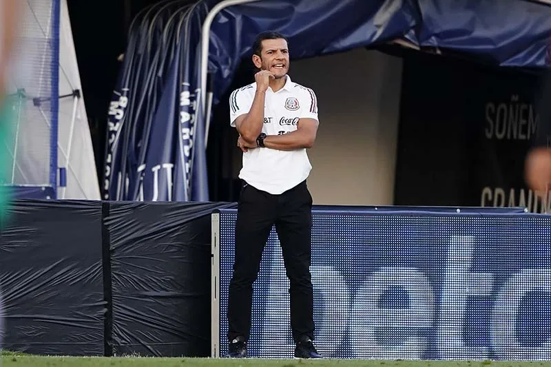 Jaime Lozano observa un duelo del Tri Olímpico