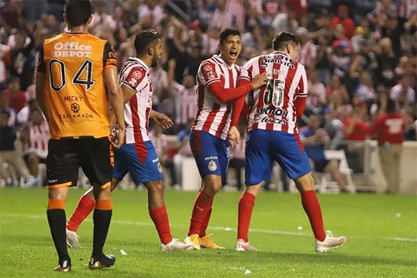 CHIVAS La celebración del tanto de Zaldívar