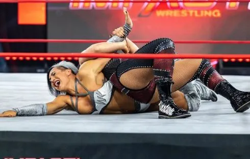 La Virtuosa sometiendo a su rival