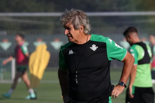 TWITTER @RealBetis Manuel Pellegrini durante entrenamiento del Real Betis
