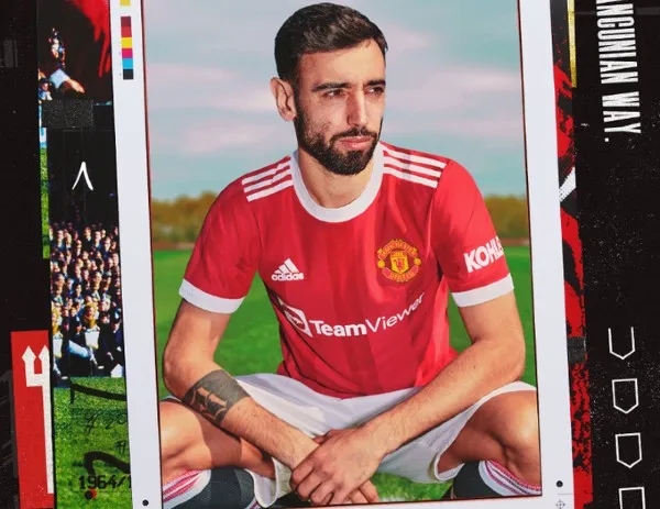 Bruno Fernandes posa con la nueva piel del Manchester United