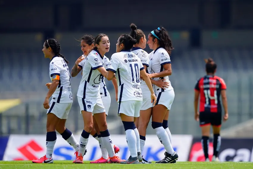 IMAGO7 Jugadoras de Pumas festejando un gol a favor