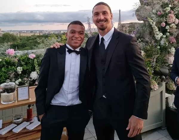 Kylian Mbappé posa junto a Zlatan Ibrahimovic