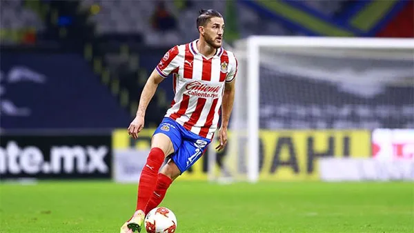 El defensa en un partido con las Chivas
