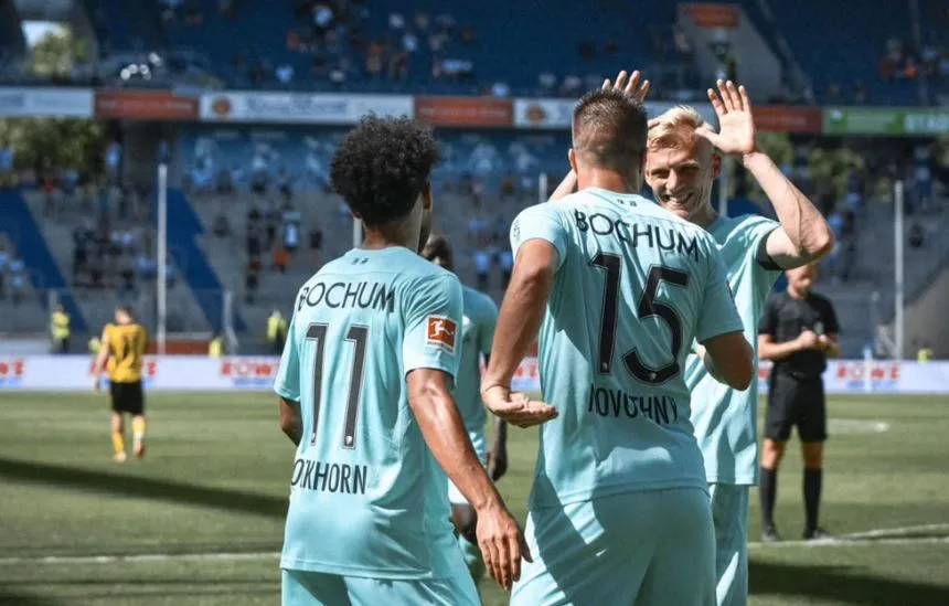 Jugadores del Bochum festejan gol ante el Dortmund