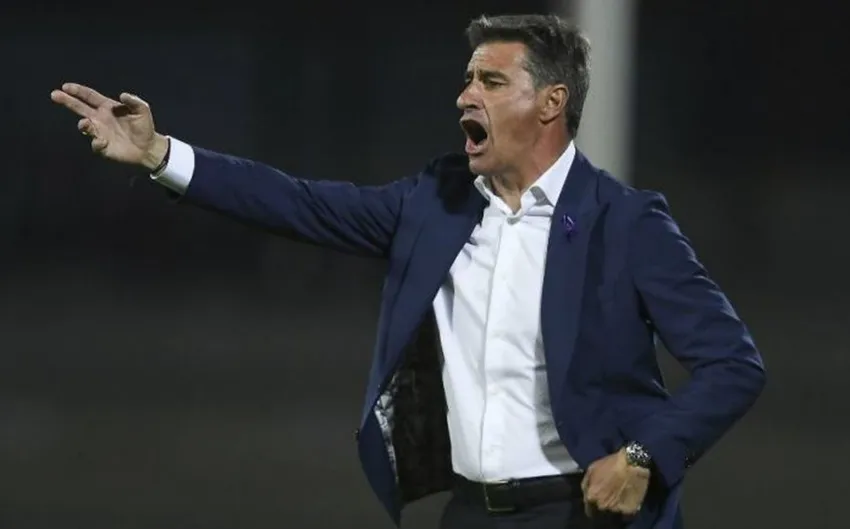 Míchel González dirigiendo un partido de los Pumas