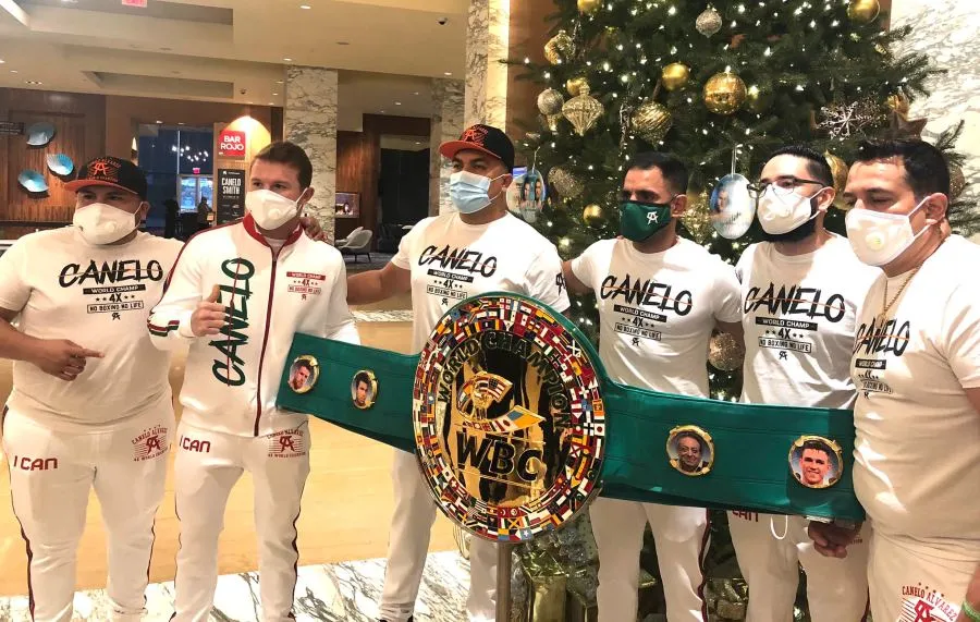 Okamura, (segundo de derecha a izquierda) con el Canelo Team