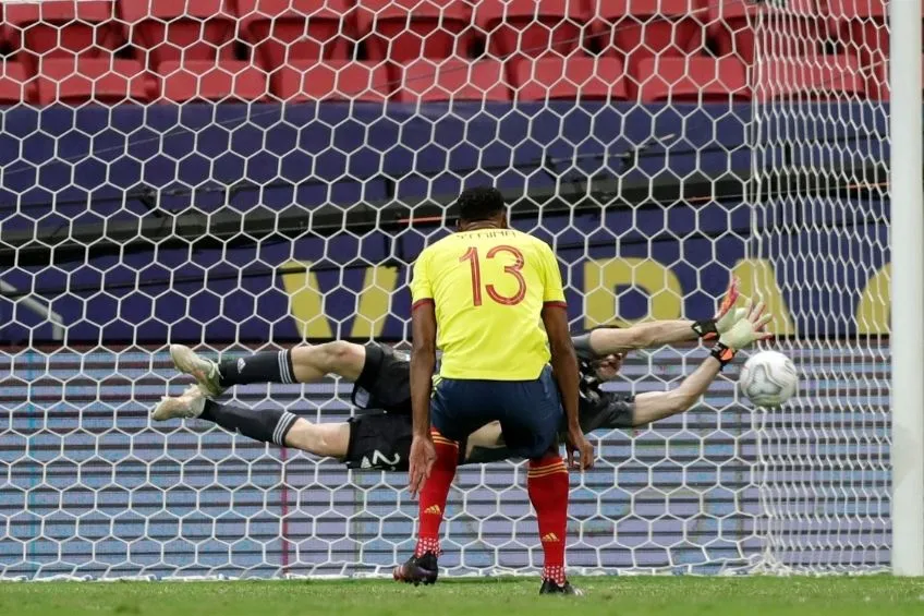 Martínez deteniendo un disparo