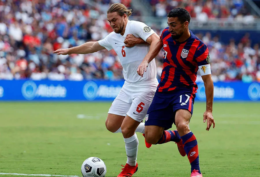 Sebastián Lletget pelea el balón con Steven Vitoria