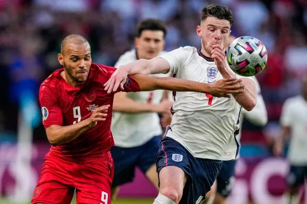 Martin Braithwaite en acción con Dinamarca