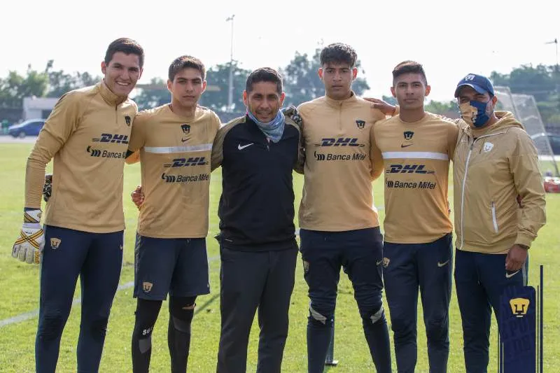 TWITTER:@PUMASMXCANTERA Jorge Campos en visita en Cantera