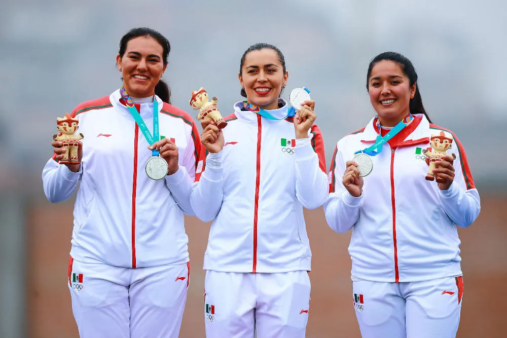 Alejandra Valencia , Aida Román y Mariana Avitia presumen su presea