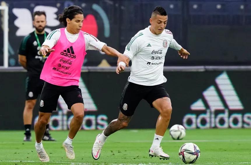 Lainez y Alvarado luchan por la redonda