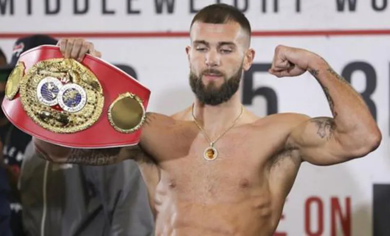 Caleb Plant en ceremonia de pesaje