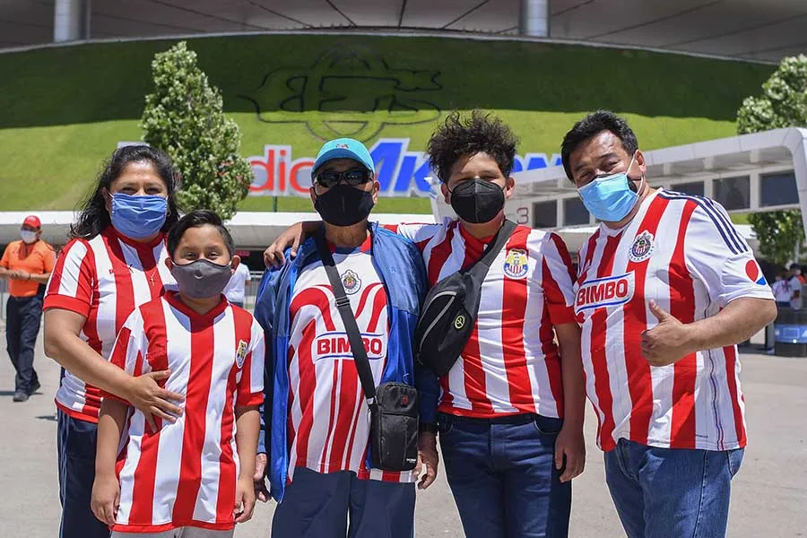 Seguidores del Rebaño afuera del Akron