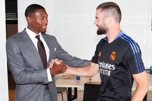 Jugadores del Real Madrid le dan la bienvenida a David Alaba