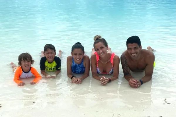 TWITTER @LuisSuarez9 Luis Suárez vacaciona en Miami junto a su familia