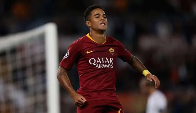 ESPECIAL Justin Kluivert, en acción con la Roma