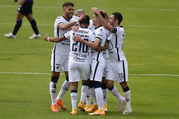 Jugadores de Pumas festejan un gol