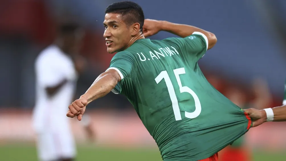 Uriel Antuna en festejo con el Tri