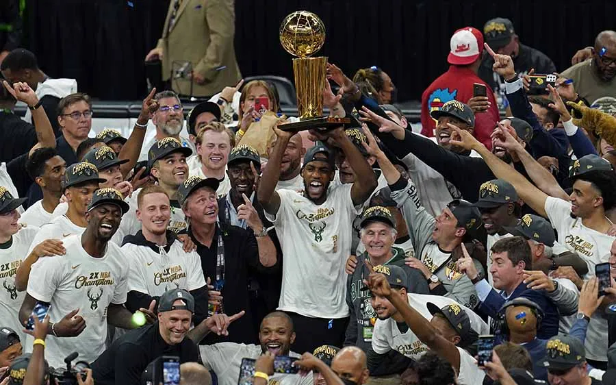 AP Bicks alzando el título de la NBA