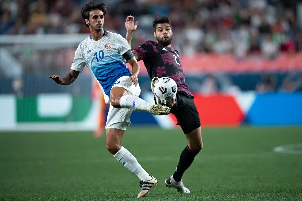 IMAGO7 Néstor Araujo en acción con el Tri