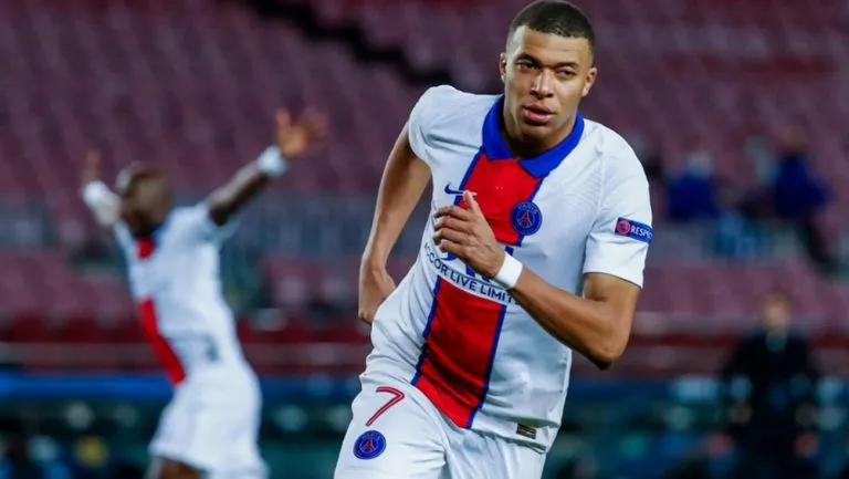 AP Kylian Mbappé durante un duelo con el PSG