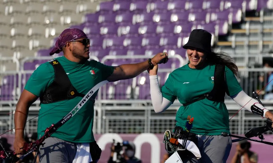 Alejandra Valencia y Luis Álvarez, en festejo tras triunfo