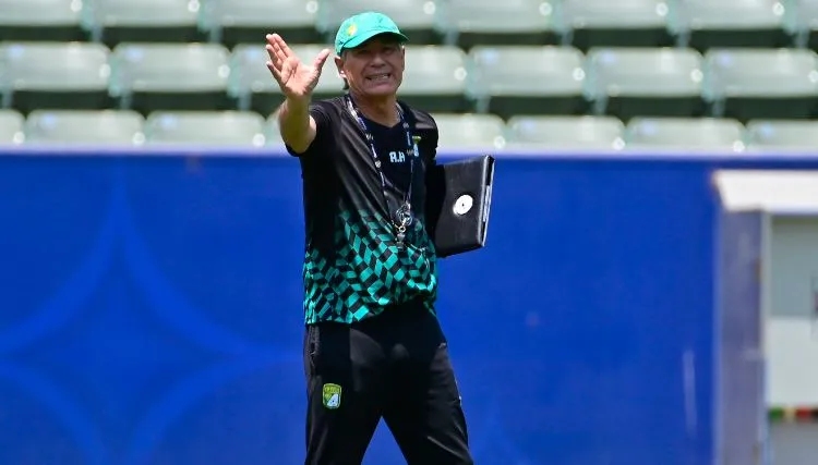 IMAGO7 Ariel Holan, en un entrenamiento de La Fiera