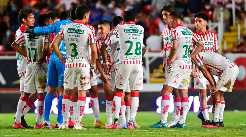 IMAGO7 Jugadoras del Necaxa en diálogo