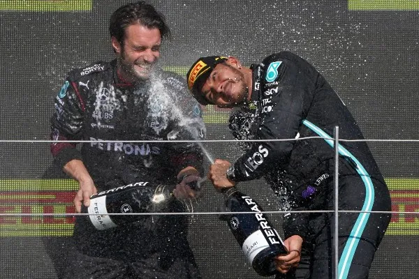 Lewis Hamilton celebra triunfo en el GP de Gran Bretaña