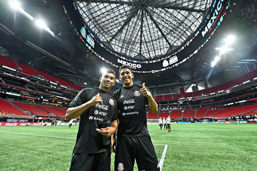 Orbelín Pineda y Luis Romo previo a un juego de la Selección Mexicana