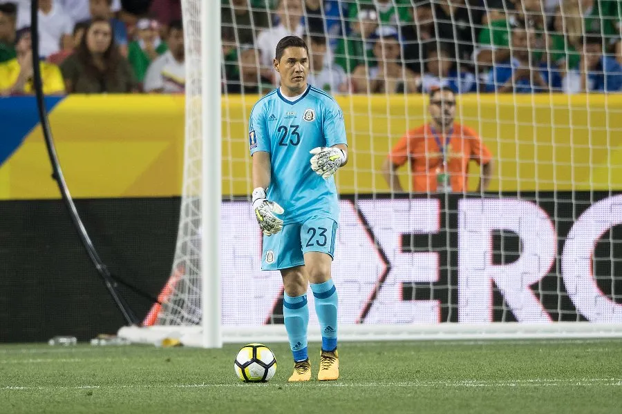 Moisés Muñoz durante un partido con México