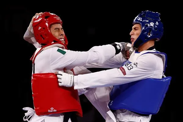 Carlos Sansores en acción ante Ivan Sapina