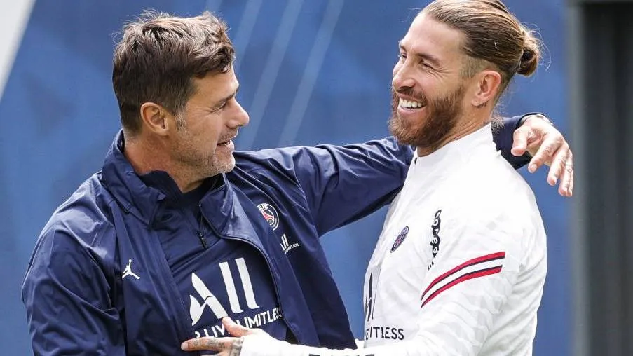 TWITTER: @PSG_espanol Pochettino y Sergio Ramos en sus primeros entrenamientos juntos en el PSG