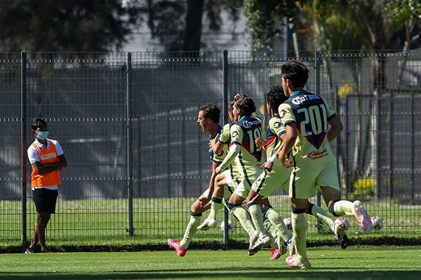 Jugadores de las Águilas festejan un tanto