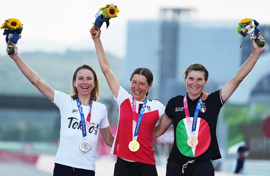 Van Vleuten con Anna Kiesenhofer y Anna van der Breggen