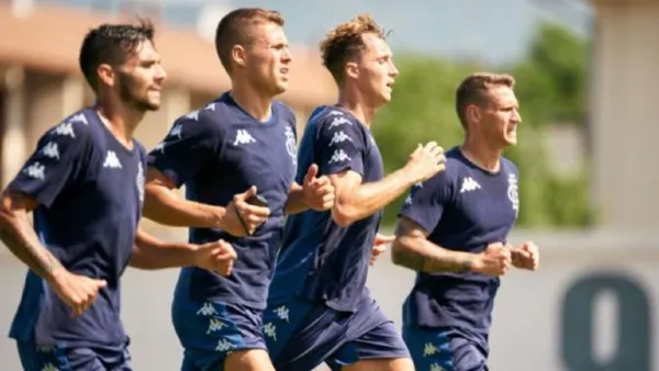 TWITTER @EmpoliCalcio Elementos del Empoli corren en el campo