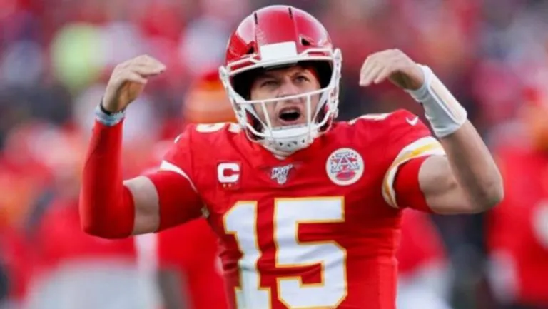 AP Patrick Mahomes en acción con Kansas City Chiefs