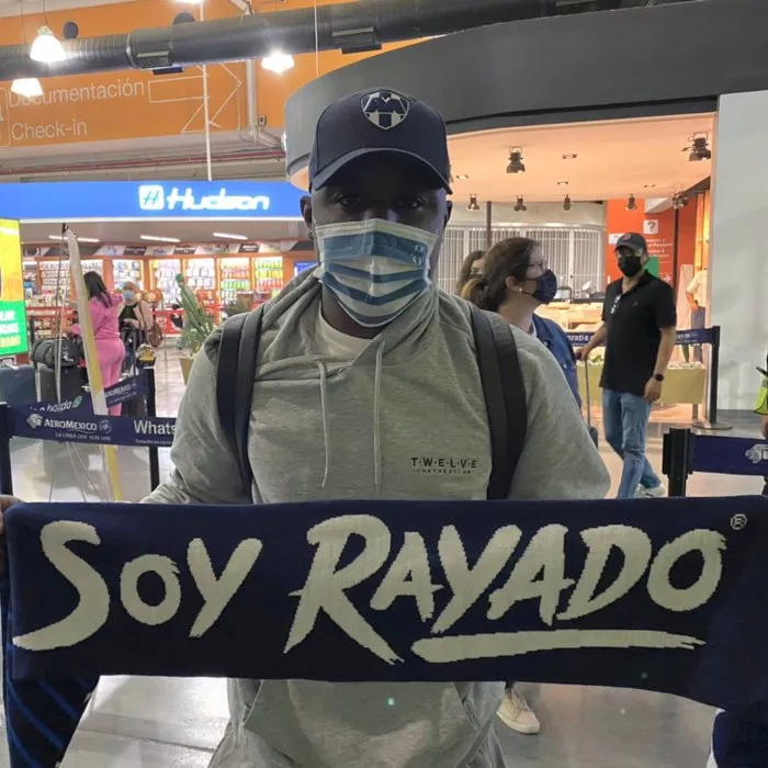 TWITTER @RAYADOS Joel Campbell a su llegada a Monterrey