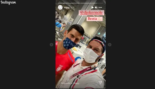 Novak Djokovic junto a André-Pierre Gignac en la Villa Olímpica de Tokio 2020